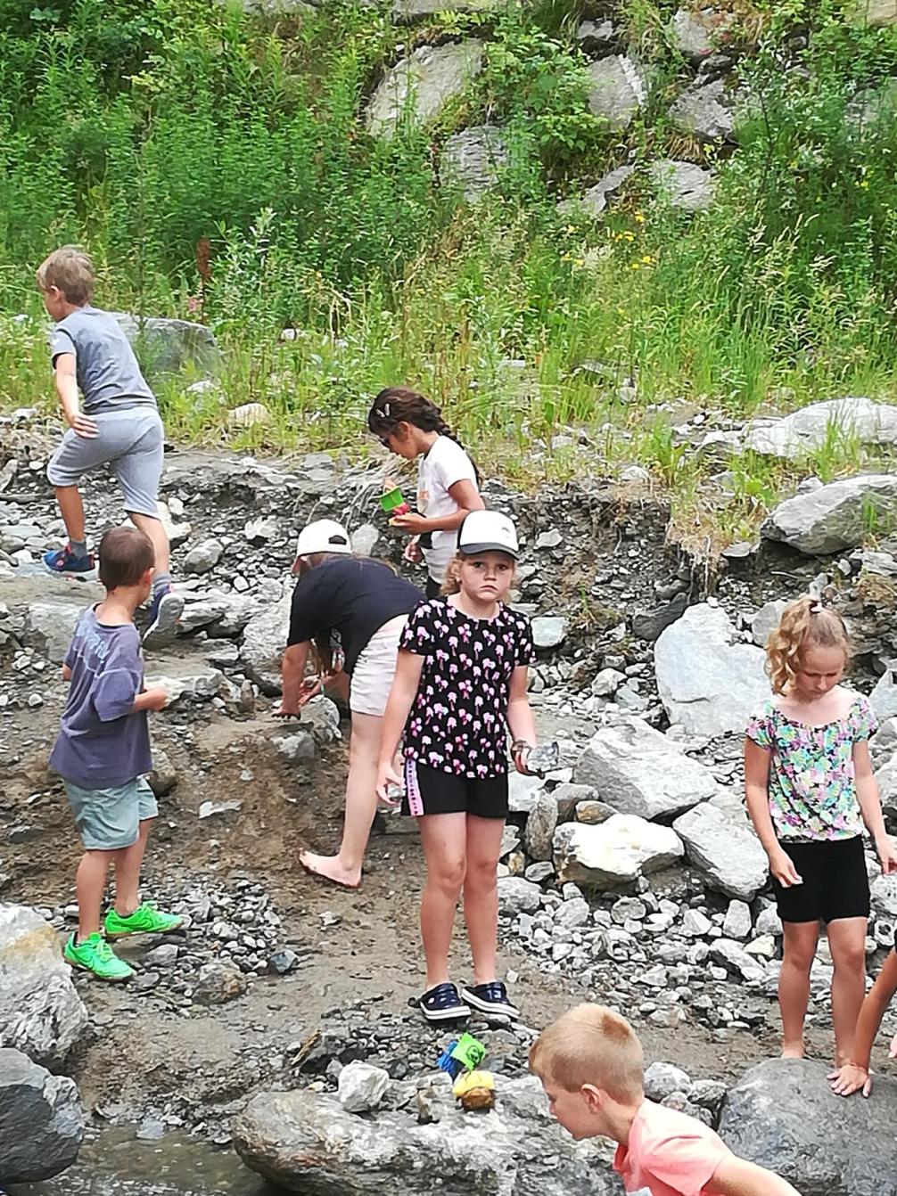 Kinder am Wasserfall