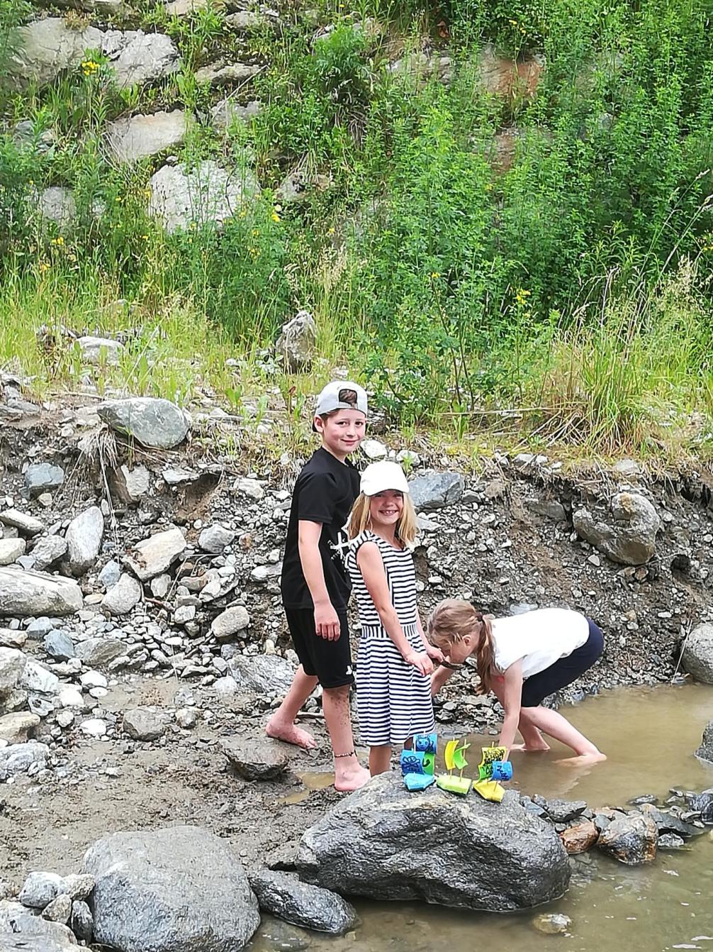 Kinder am Wasserfall