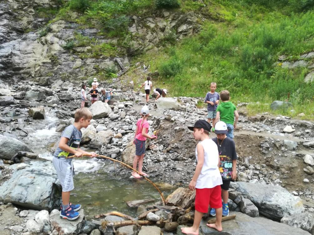 Kinder am Wasserfall