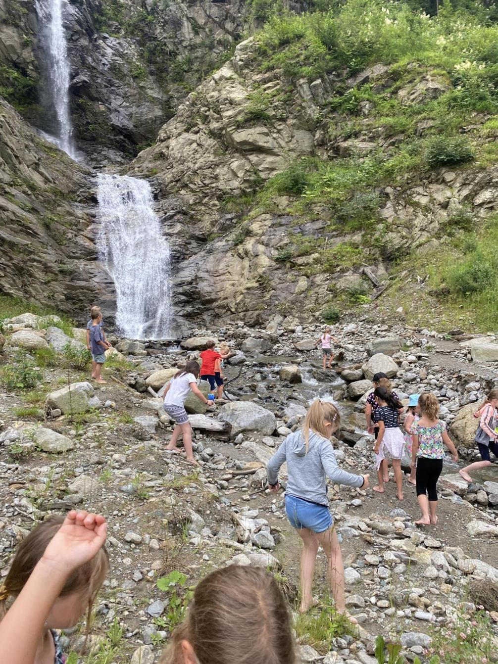 Kinder am Wasserfall