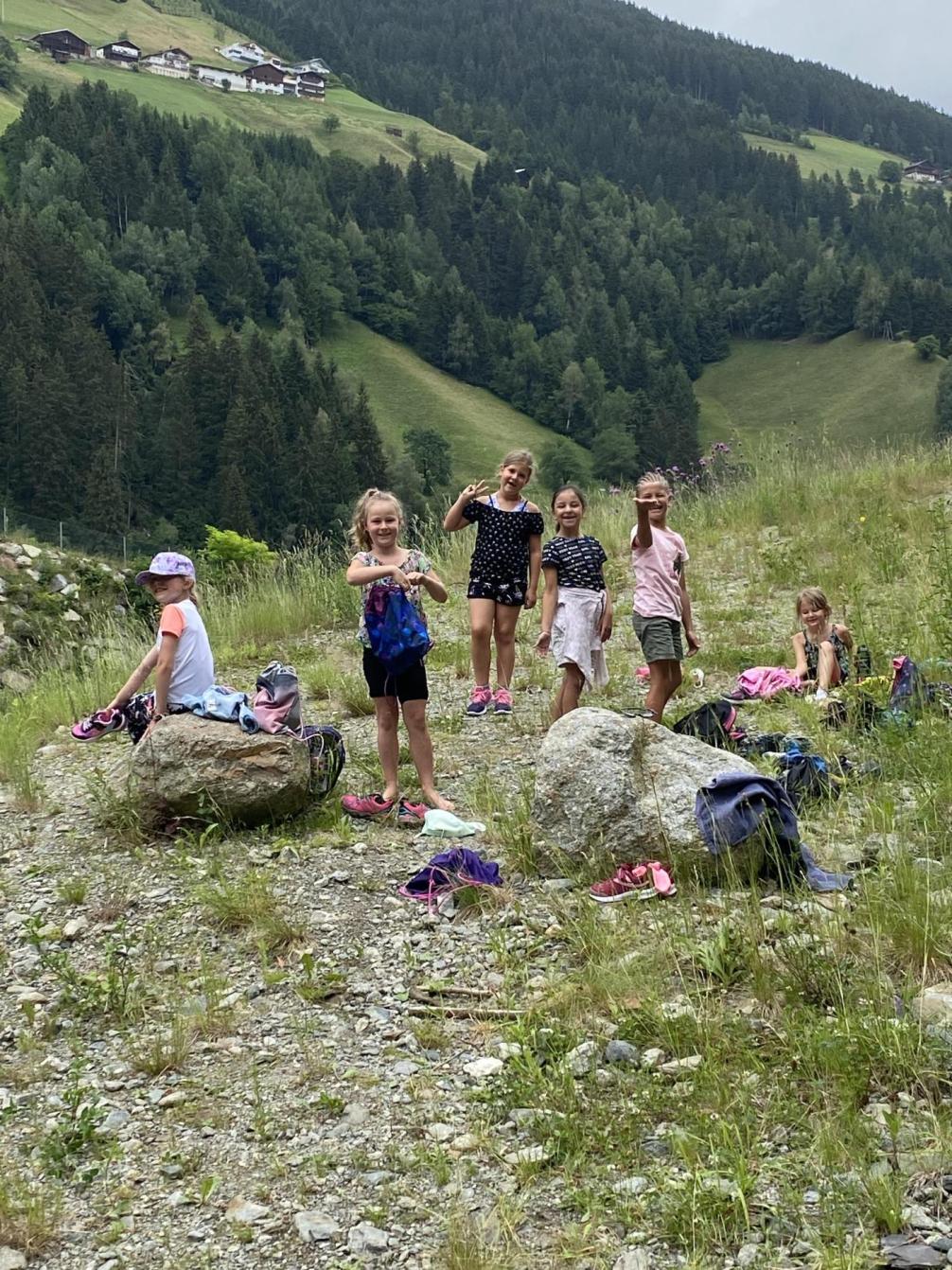 Kinder am Wasserfall