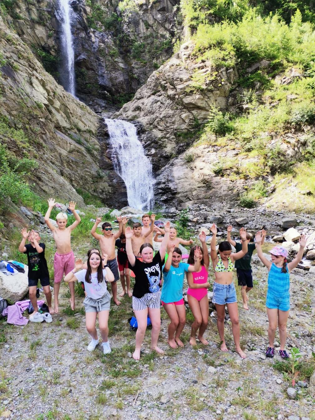 Kinder am Wasserfall
