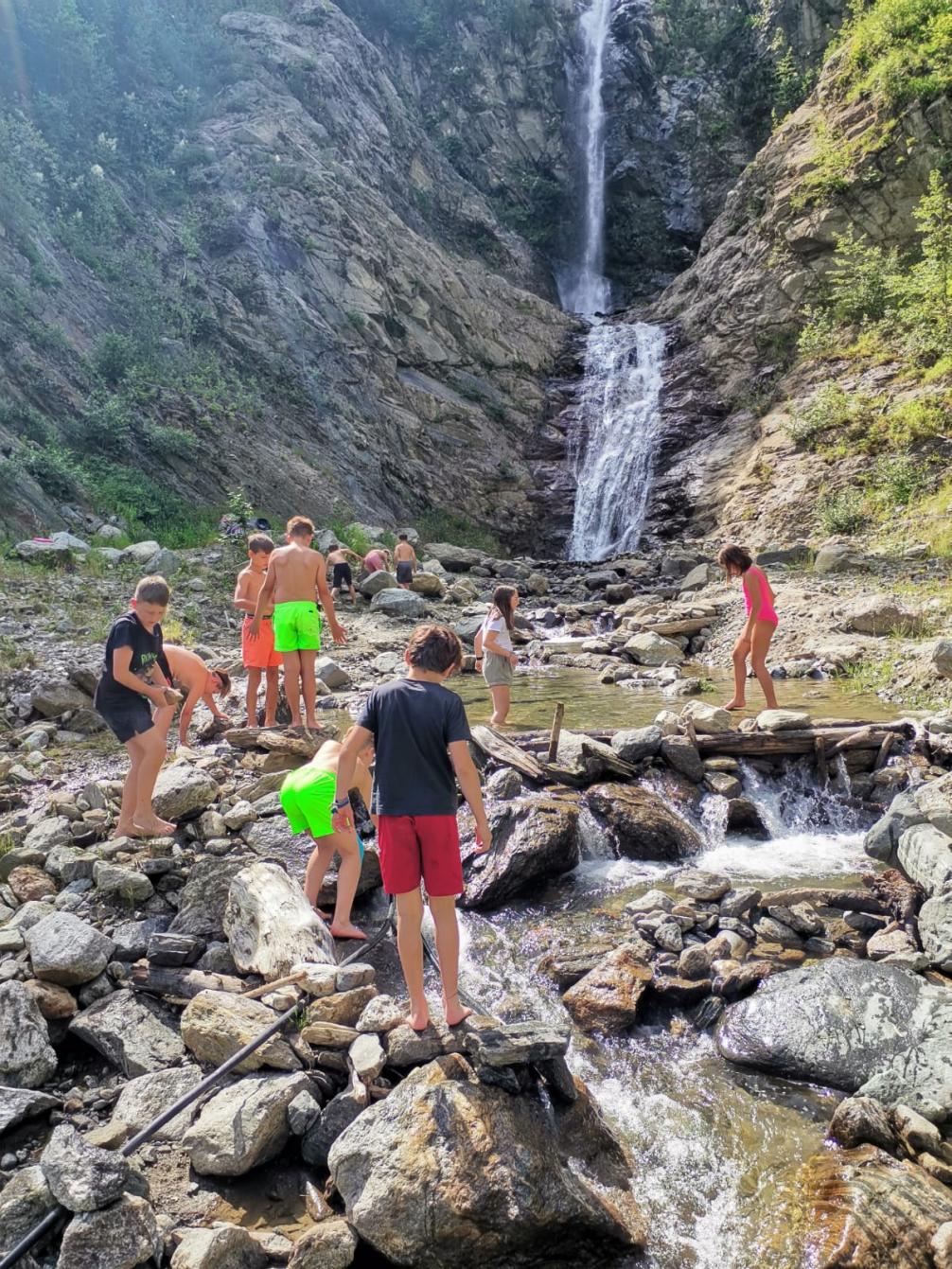 Kinder am Wasserfall